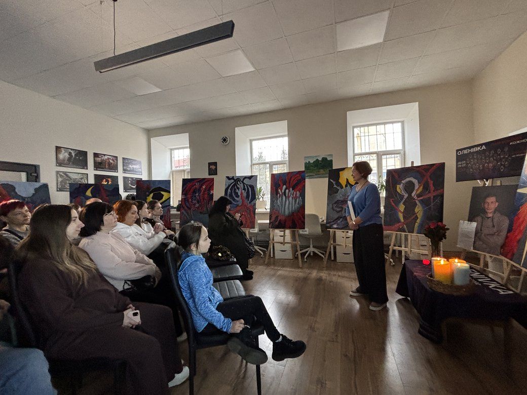 Виставка мами загиблого "азовця" Олексія Кісілішина. Фото: Суспільне Івано-Франківськ Виставка мами загиблого "азовця" Олексія Кісілішина. Фото: Суспільне Івано-Франківськ