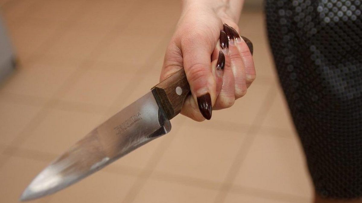 Жінка напала з ножем і поранила двох перехожих в Івано-Франківську