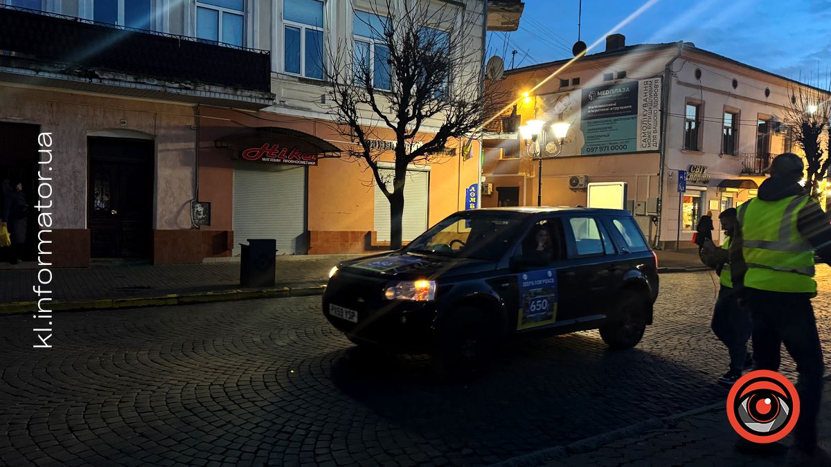 До Коломиї прибув ще один конвой автомобілів для ЗСУ від спільноти "Jeeps for Peace" 3