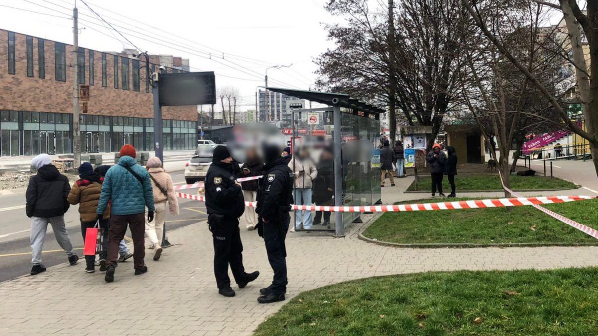 Жінці, яка ножем поранила перехожих в Франківську, оголосили підозру в хуліганстві