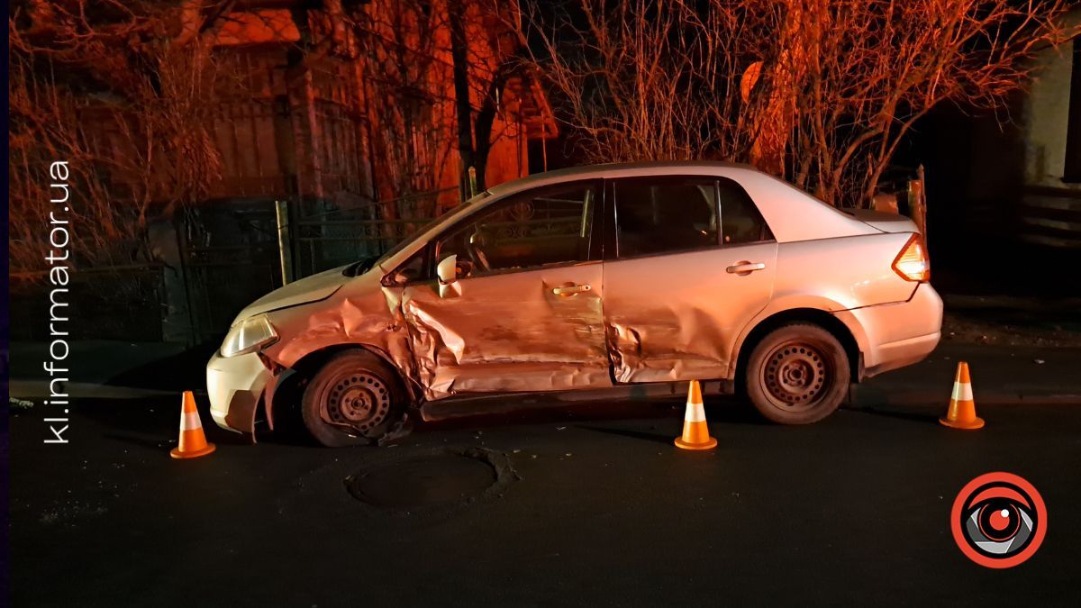 ДТП на вулиці Русина: зіткнулися Peugeot та Nissan, пасажирку госпіталізували 3