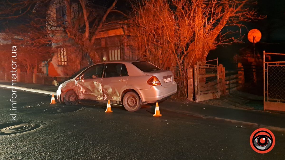 ДТП на вулиці Русина: зіткнулися Peugeot та Nissan, пасажирку госпіталізували 4