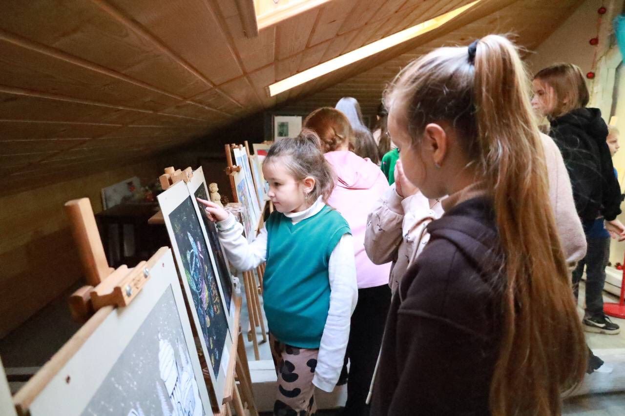 "Барви Різдва": у Коломиї відкрили виставку творчих робіт юних митців 8