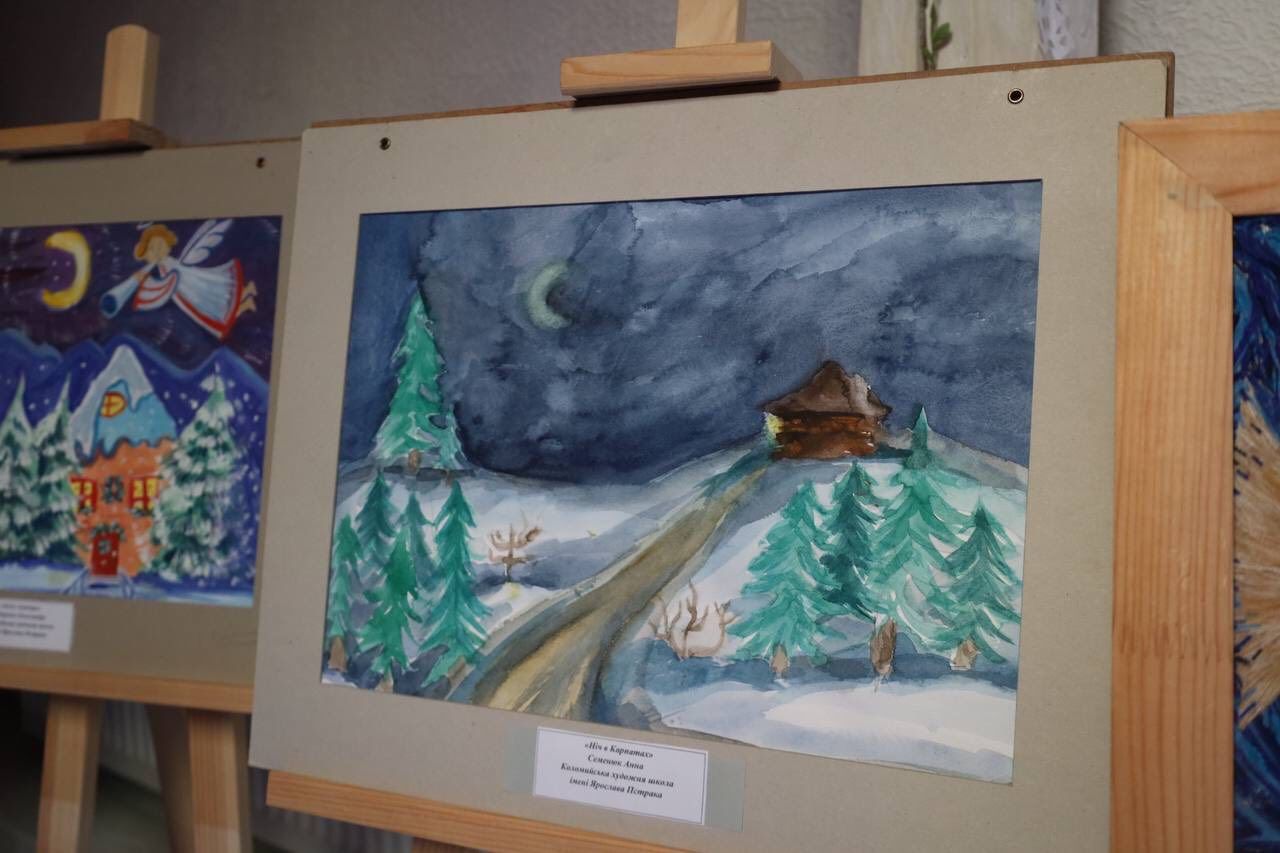 "Барви Різдва": у Коломиї відкрили виставку творчих робіт юних митців 10