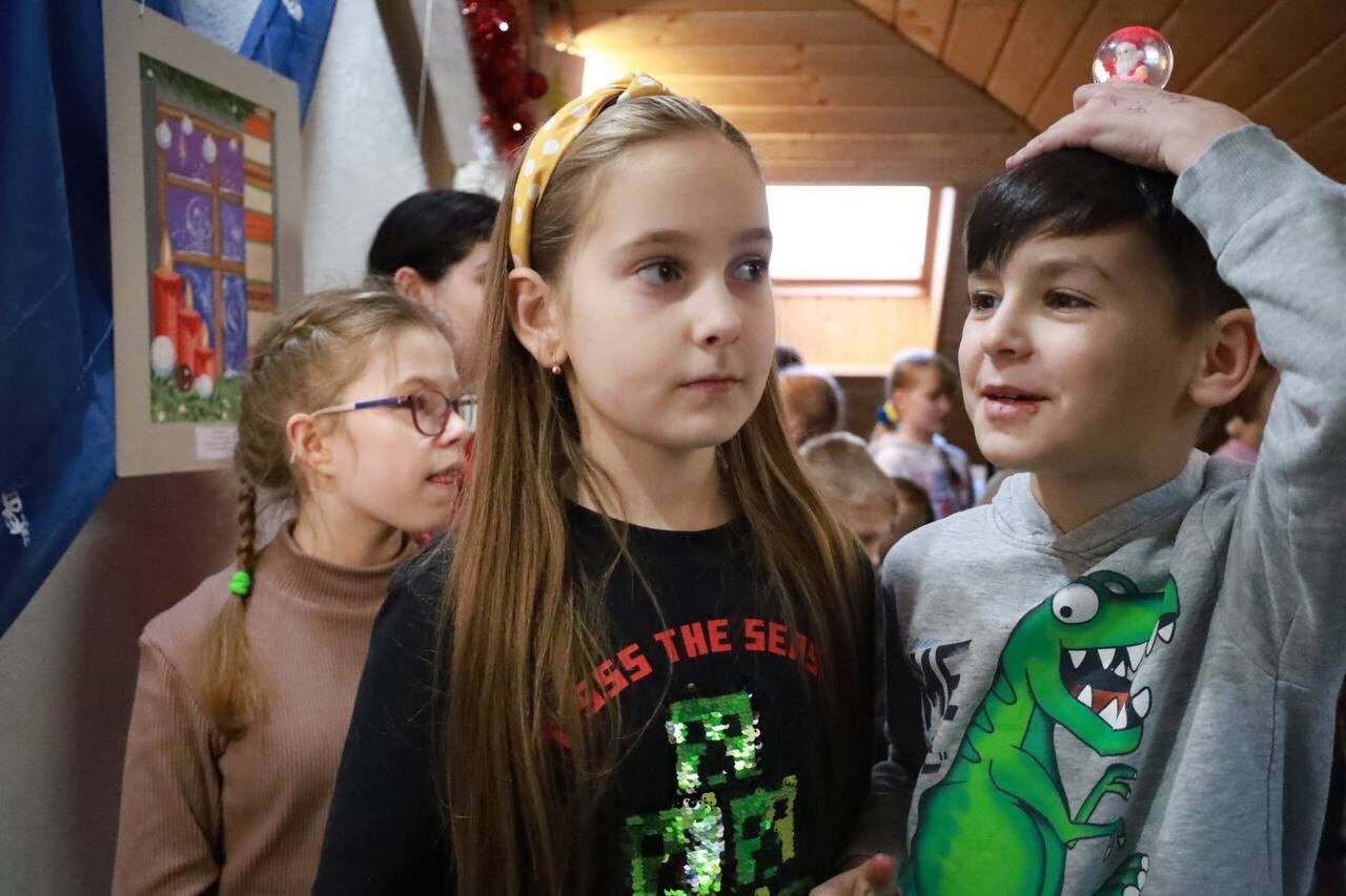 "Барви Різдва": у Коломиї відкрили виставку творчих робіт юних митців 11