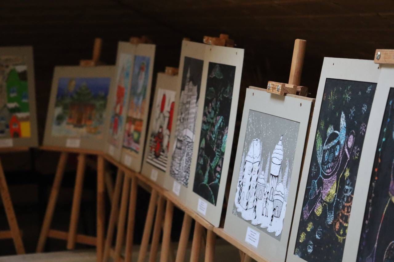 "Барви Різдва": у Коломиї відкрили виставку творчих робіт юних митців 13