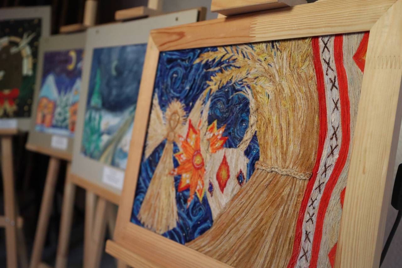 "Барви Різдва": у Коломиї відкрили виставку творчих робіт юних митців 18