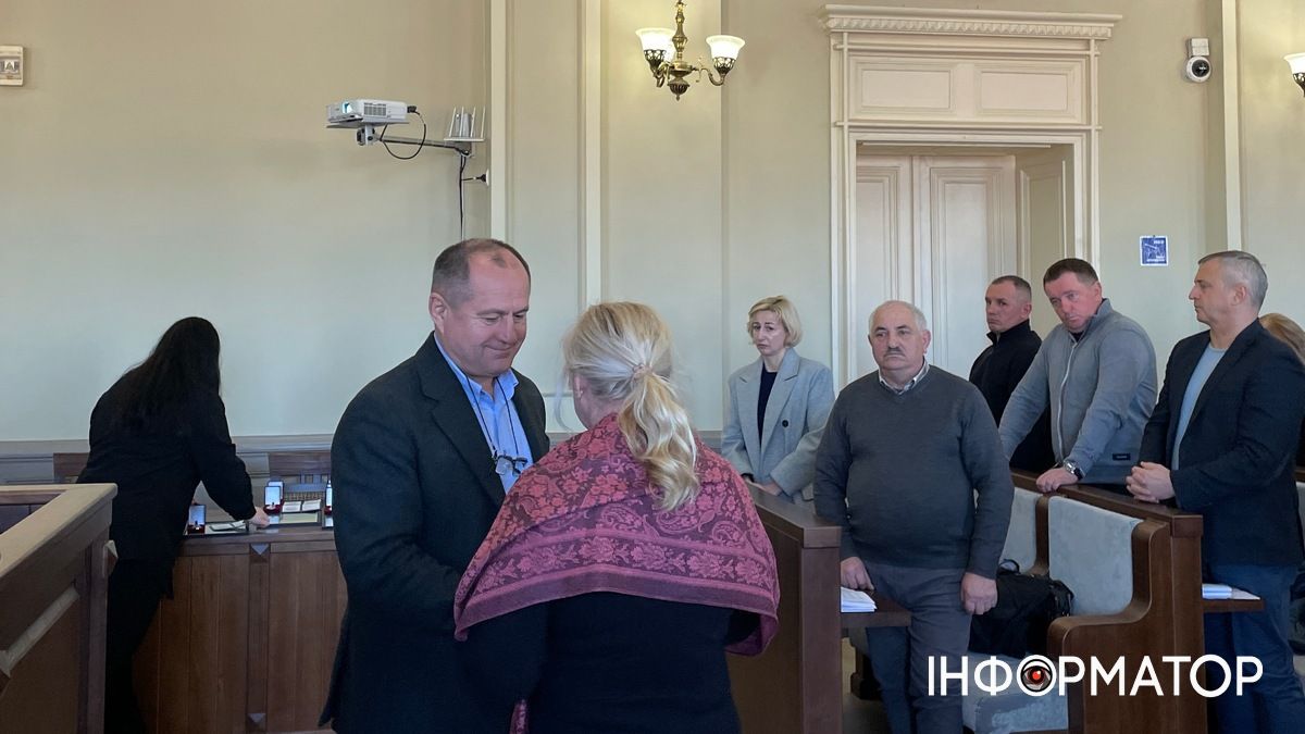 На сесії у Коломиї вручали відзнаки Почесного громадянина міста 15