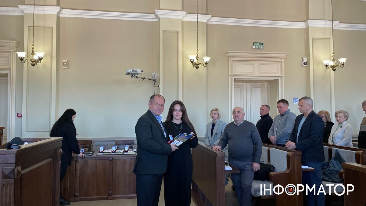 На сесії у Коломиї вручали відзнаки Почесного громадянина міста 12
