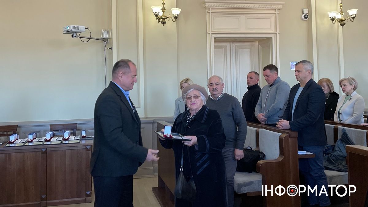 На сесії у Коломиї вручали відзнаки Почесного громадянина міста 8