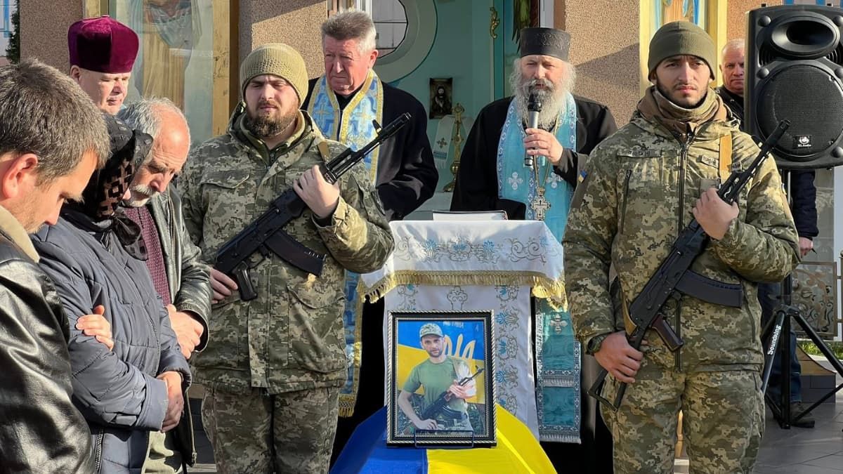 На Коломийщині "на щиті" зустріли полеглого воїна Юрія Дронюка