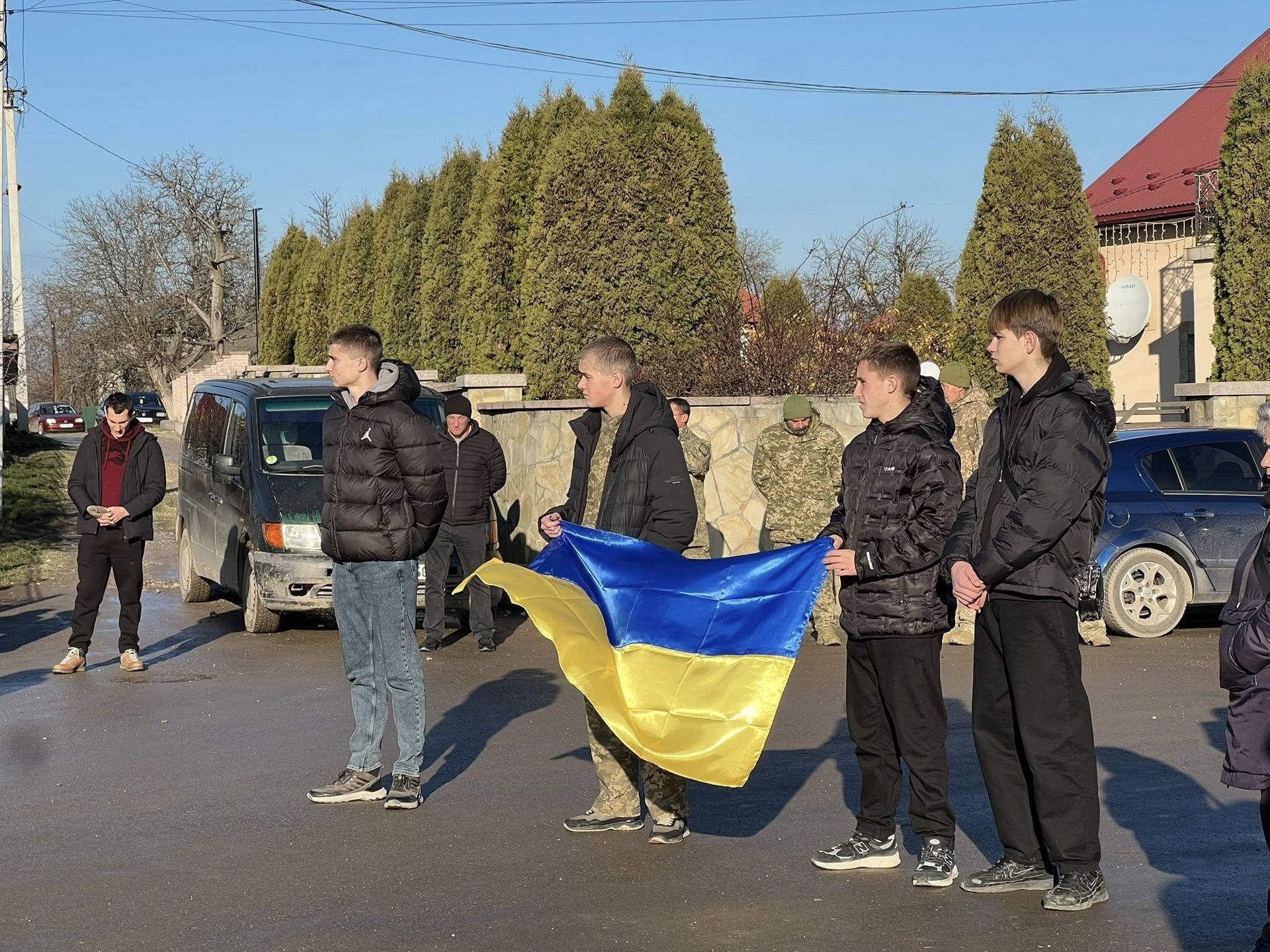 На Коломийщині "на щиті" зустріли полеглого воїна Юрія Дронюка 1