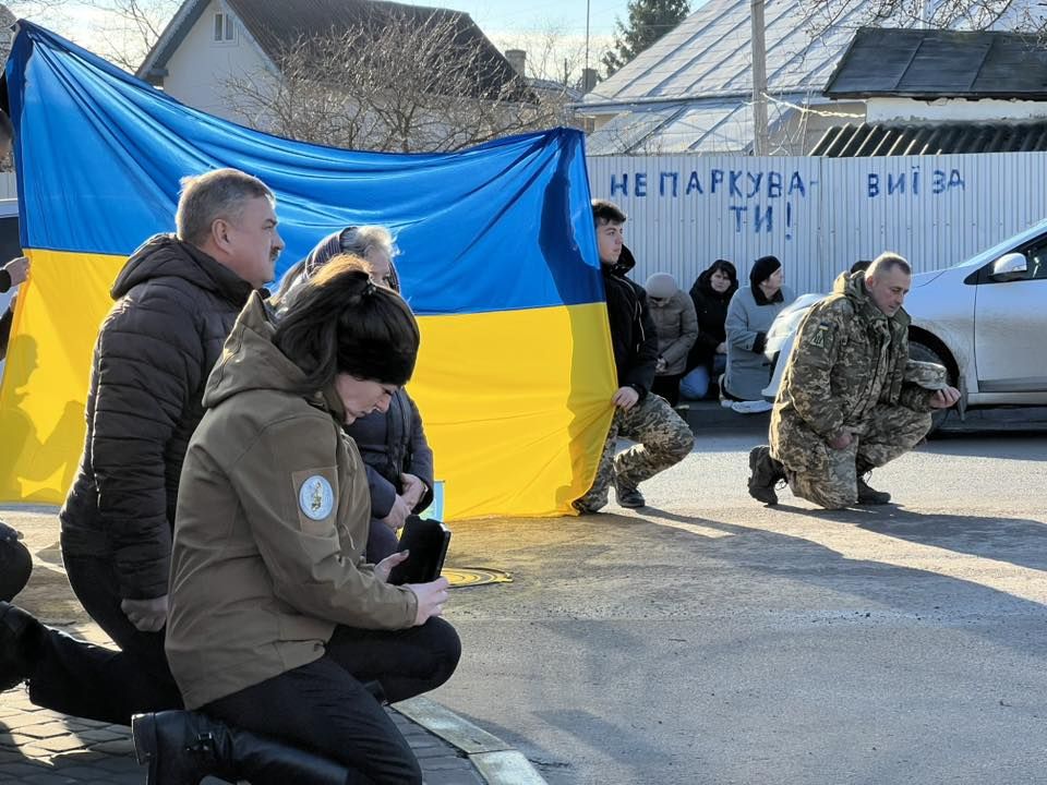 На Коломийщині "на щиті" зустріли полеглого воїна Юрія Дронюка 3