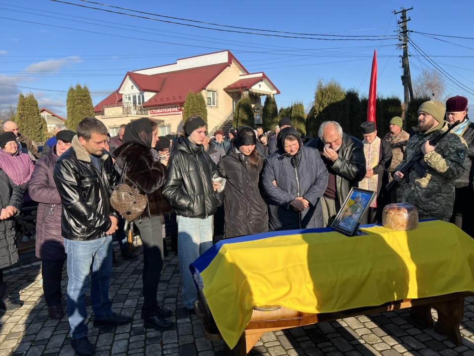 На Коломийщині "на щиті" зустріли полеглого воїна Юрія Дронюка 7