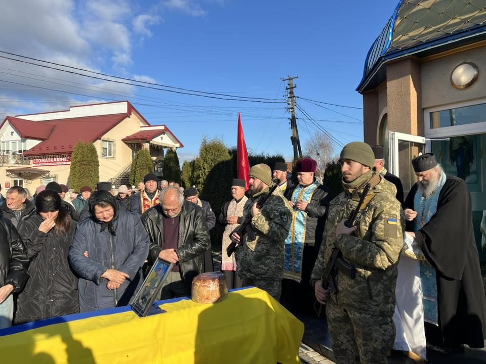 На Коломийщині "на щиті" зустріли полеглого воїна Юрія Дронюка 8