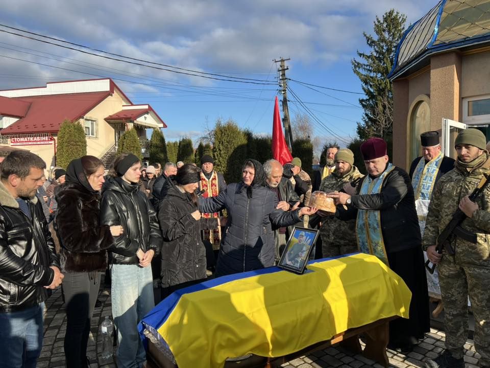 На Коломийщині "на щиті" зустріли полеглого воїна Юрія Дронюка 11