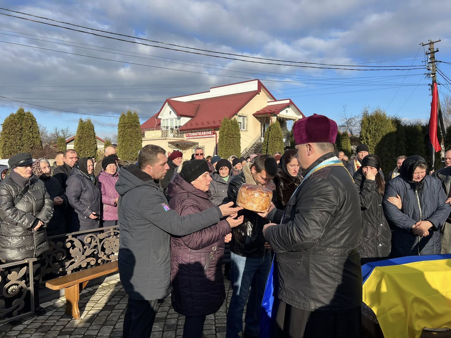 На Коломийщині "на щиті" зустріли полеглого воїна Юрія Дронюка 12