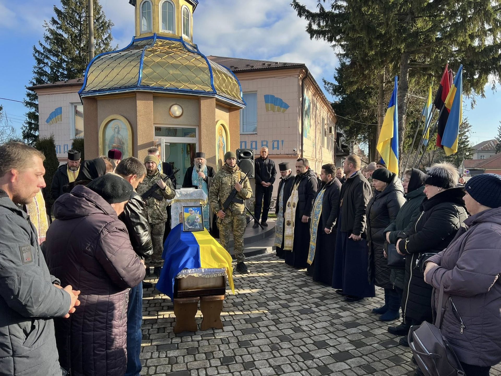 На Коломийщині "на щиті" зустріли полеглого воїна Юрія Дронюка 14