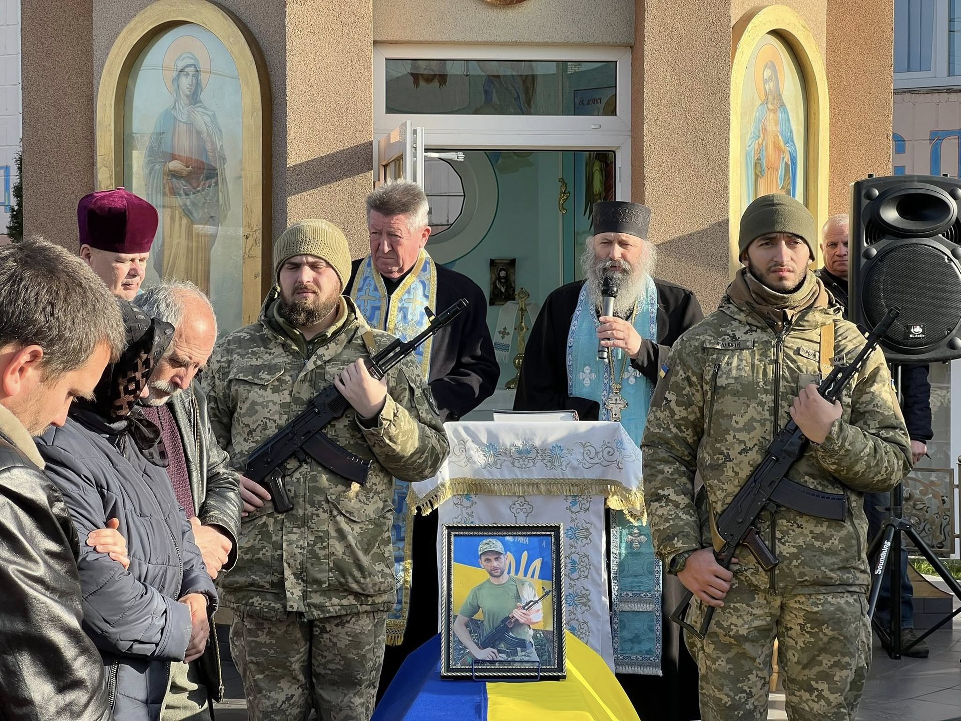 На Коломийщині "на щиті" зустріли полеглого воїна Юрія Дронюка 15