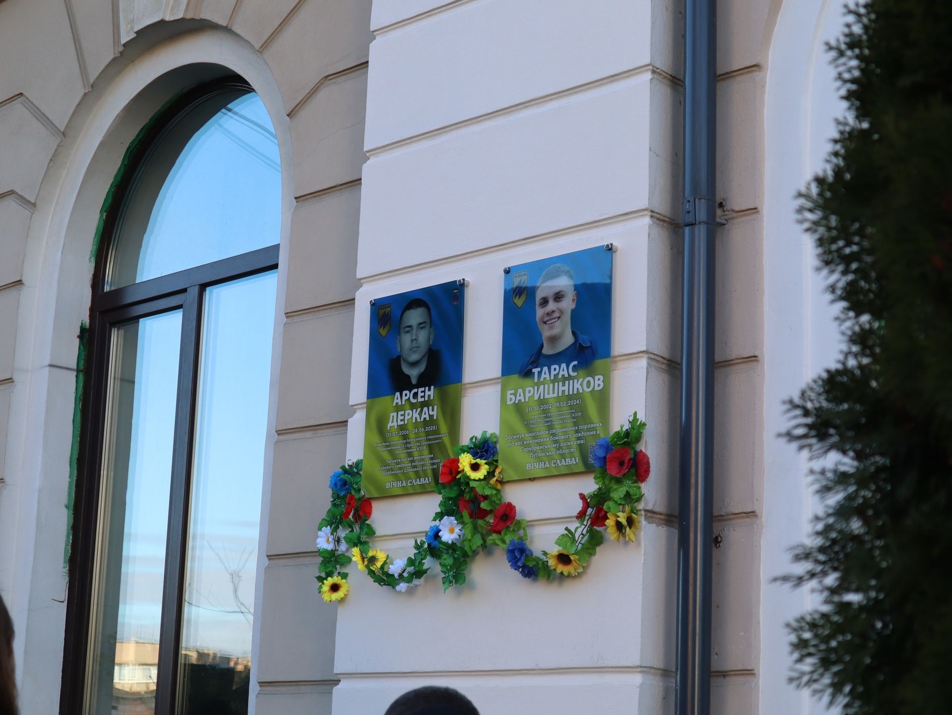 У Коломиї відкрили меморіальну дошку загиблому захиснику Арсену Деркачу 8