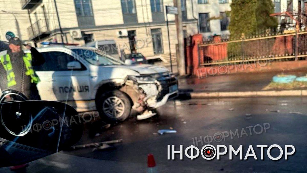 У Коломиї бус зіткнувся з машиною поліції: деталі ДТП