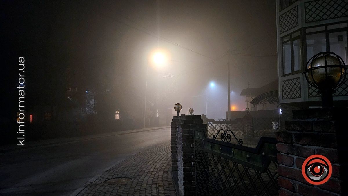Повний нуар: фото Коломиї в обіймах ночі й туману 23