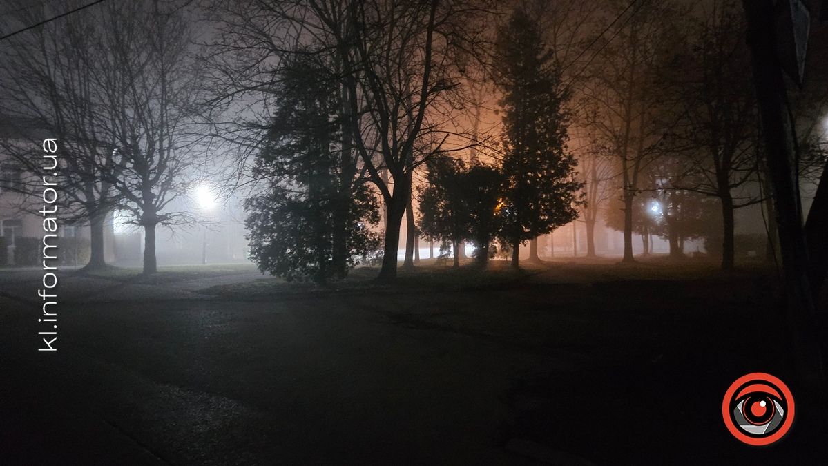 Повний нуар: фото Коломиї в обіймах ночі й туману 7