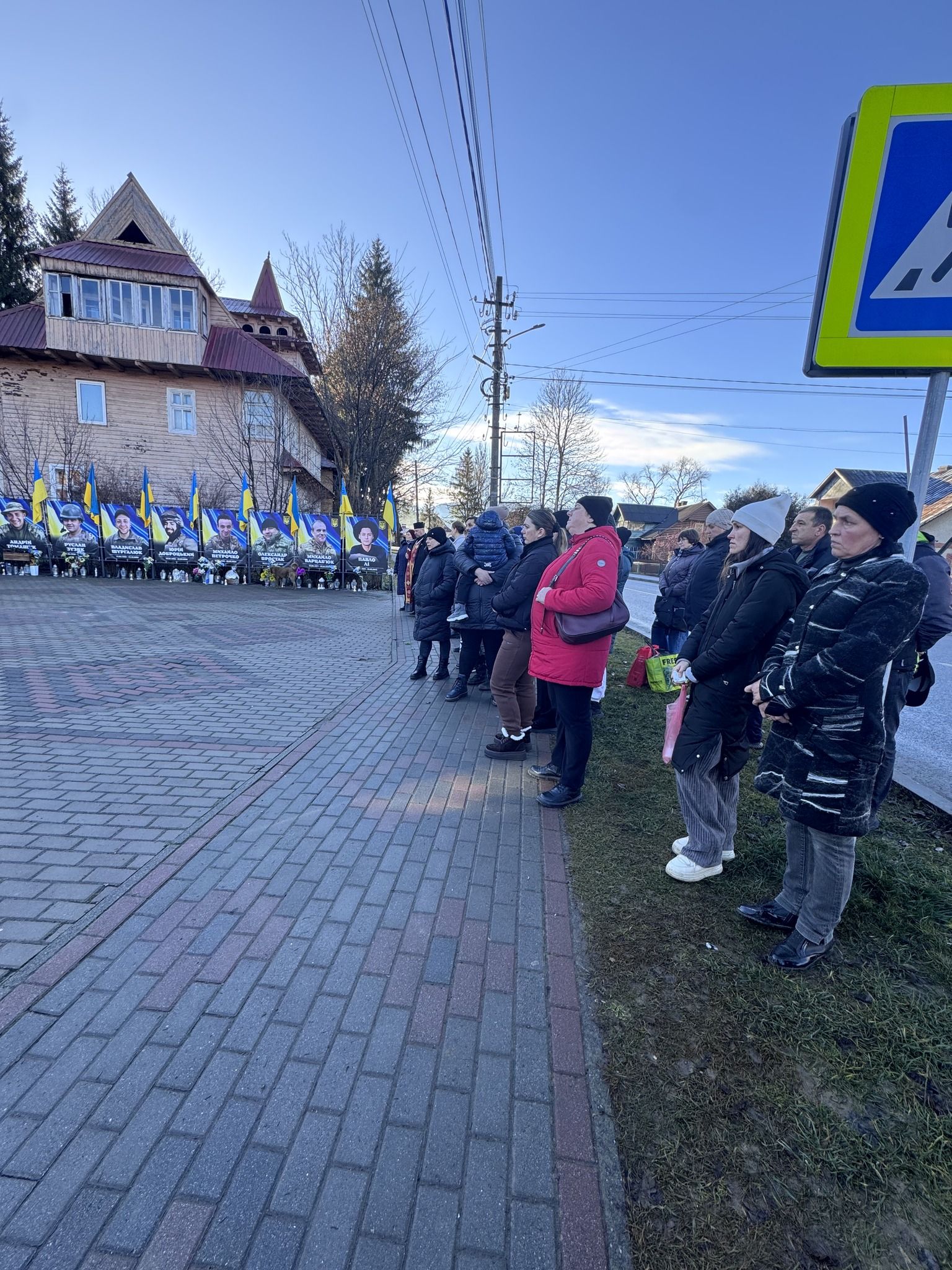На Надвірнянщині відкрили меморіал померлому воїну Марʼяну Басарабі 1