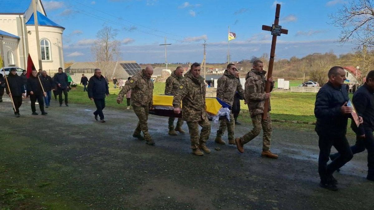 На вічний спочинок повернувся захисник з Коломийщини 6