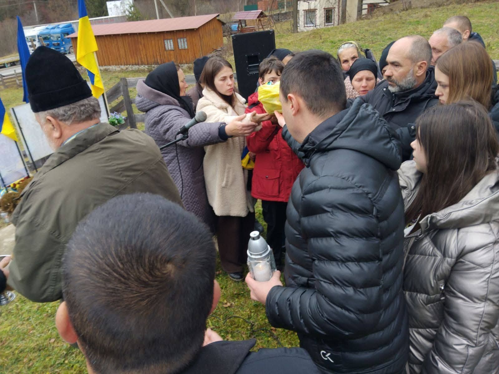 На Верховинщині відкрили банер загиблому Герою Івану Петруку 3