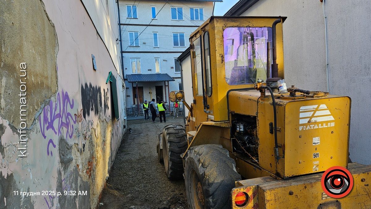 Забрукувати все: за мільйон ремонтують внутрішній двір за приватною стоматологіює 1