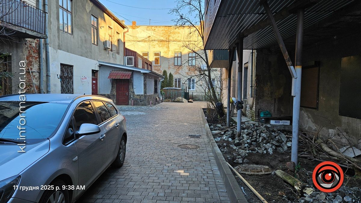 Забрукувати все: за мільйон ремонтують внутрішній двір за приватною стоматологіює 6