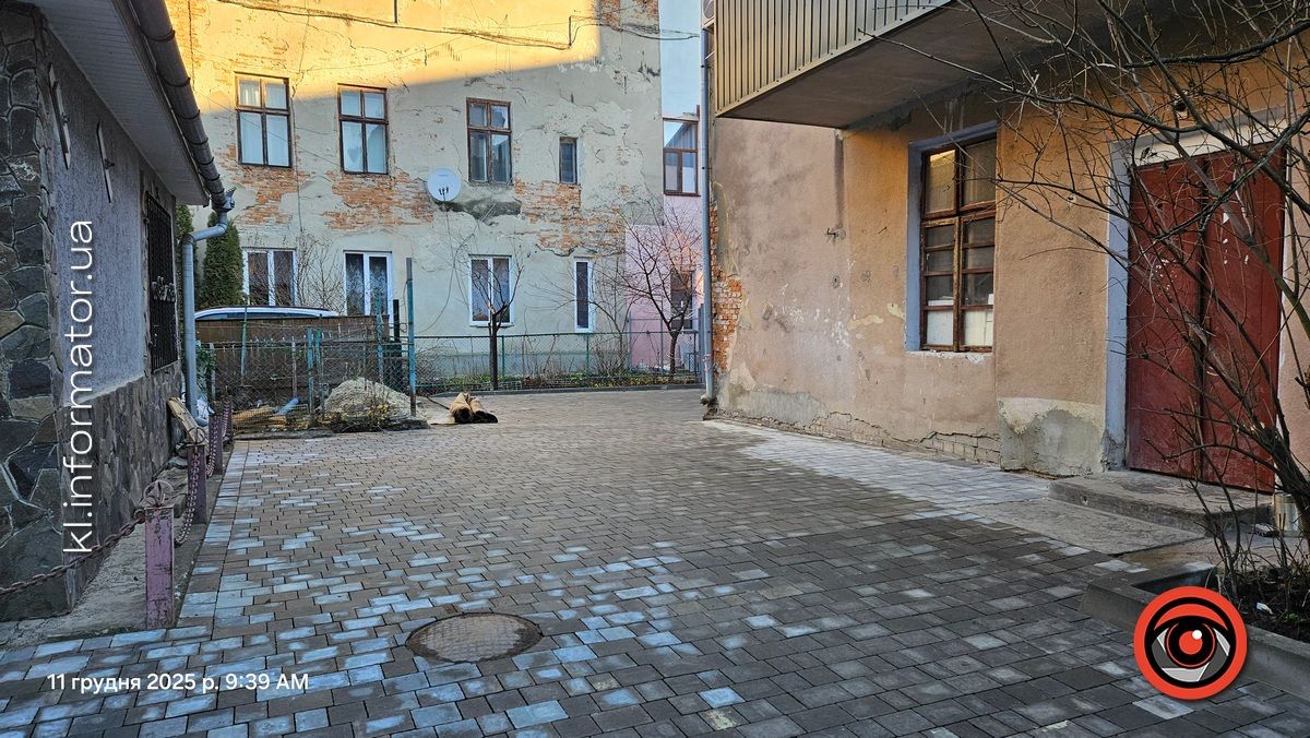 Забрукувати все: за мільйон ремонтують внутрішній двір за приватною стоматологіює 4