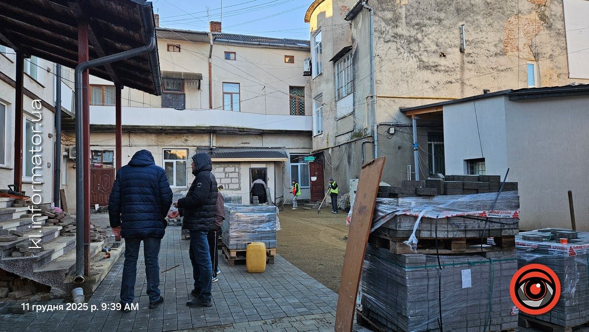 Забрукувати все: за мільйон ремонтують внутрішній двір за приватною стоматологіює 3