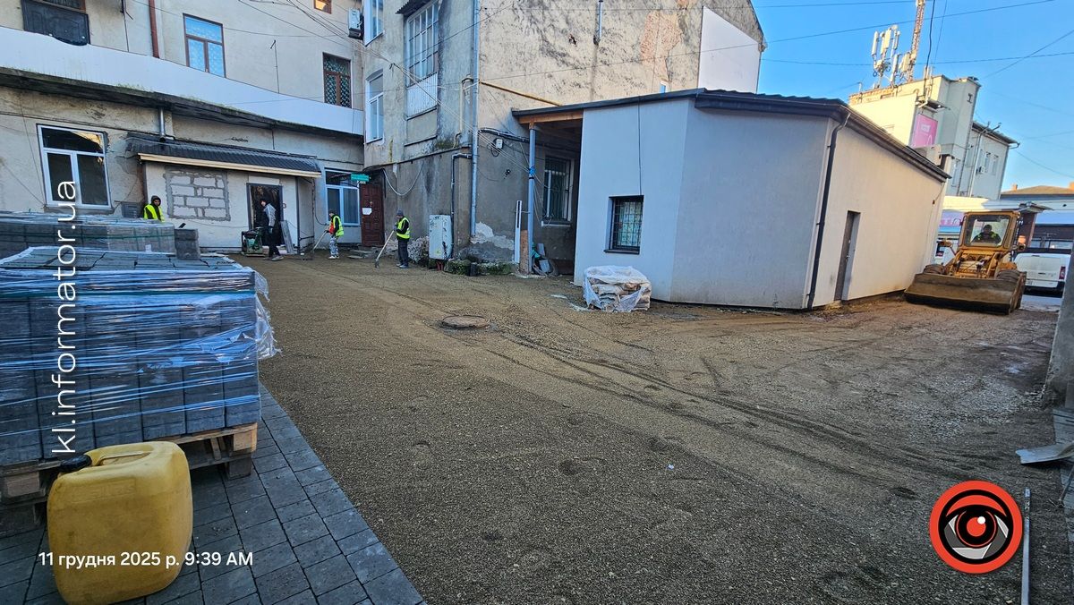 Забрукувати все: за мільйон ремонтують внутрішній двір за приватною стоматологіює 2