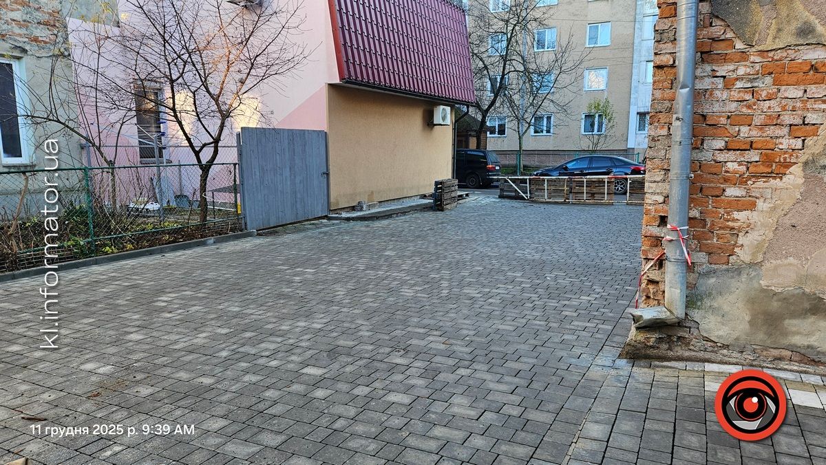 Забрукувати все: за мільйон ремонтують внутрішній двір за приватною стоматологіює 7