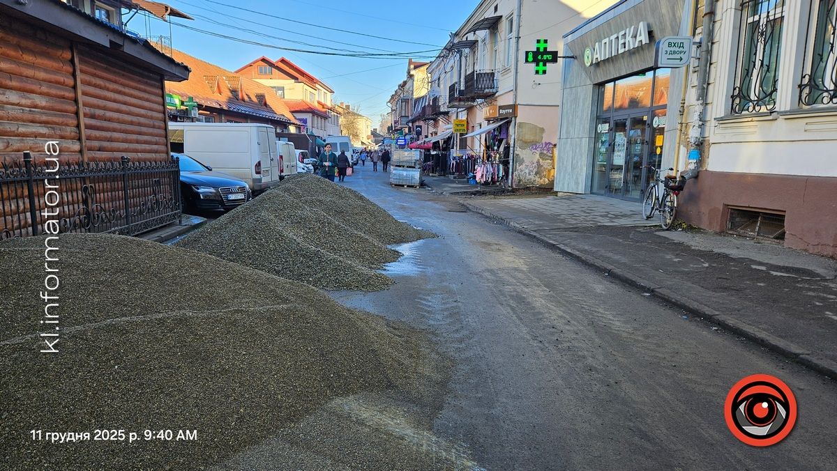 Забрукувати все: за мільйон ремонтують внутрішній двір за приватною стоматологіює 5