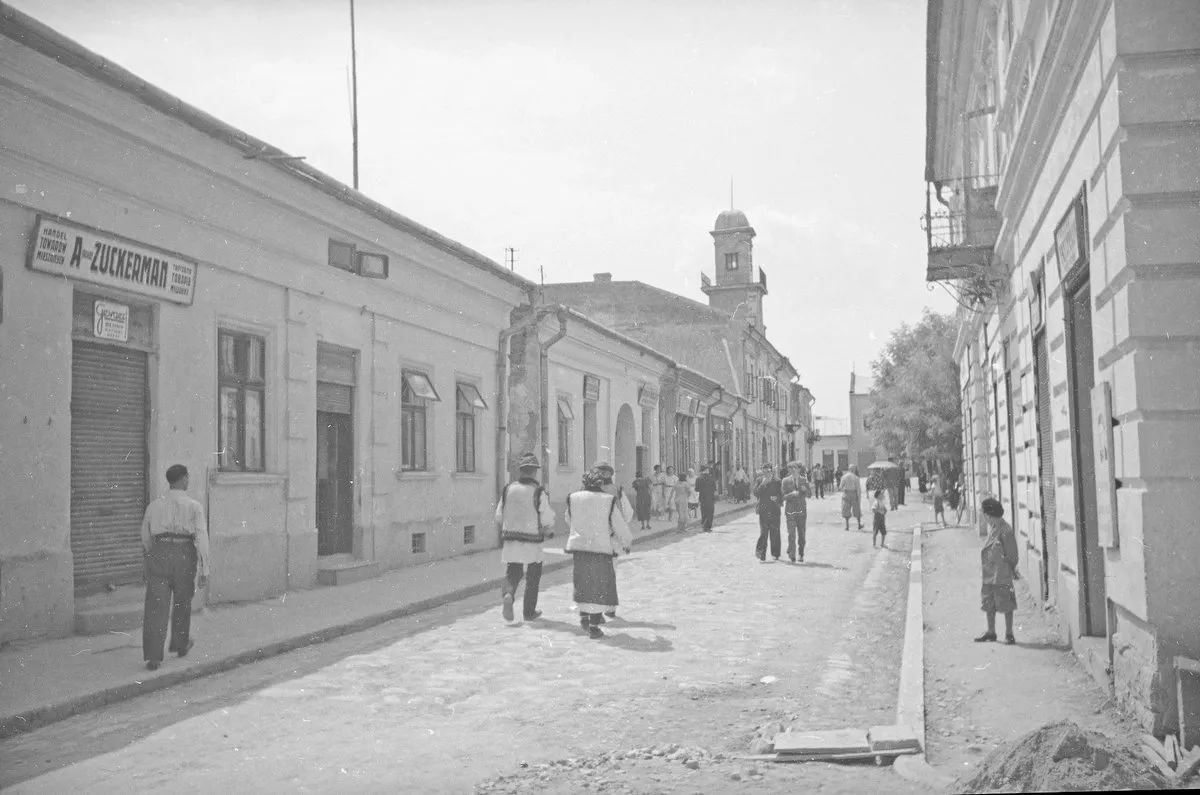 Одна з центральних вулиць у Кутах Одна з центральних вулиць у Кутах