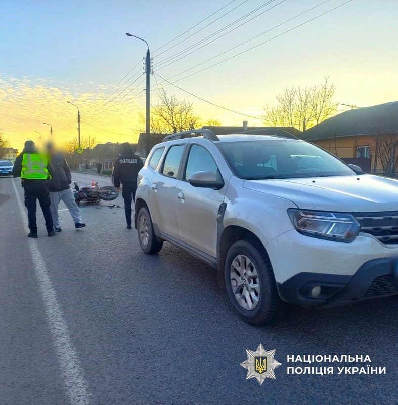 Врізались в авто: неповнолітні хлопець та дівчина на мотоциклі потрапили в ДТП на Коломийщині 2
