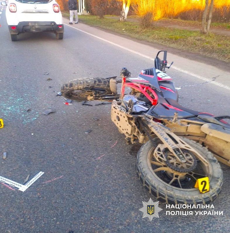 Врізались в авто: неповнолітні хлопець та дівчина на мотоциклі потрапили в ДТП на Коломийщині 1