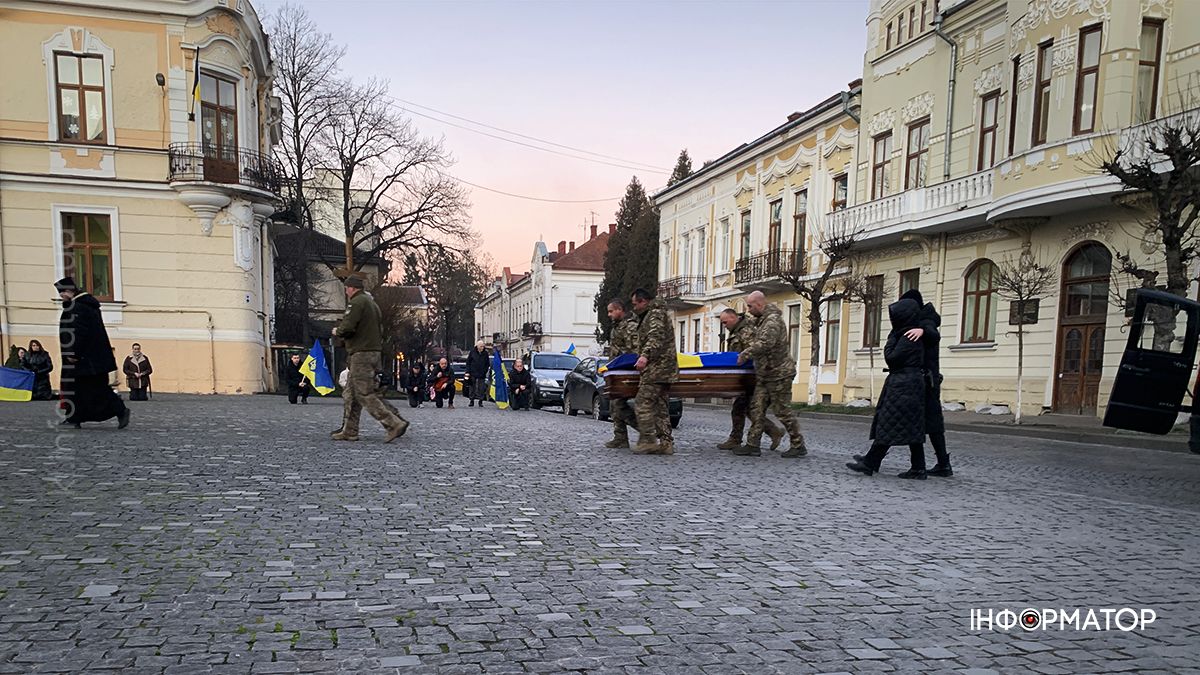 "На щиті" до Коломиї повернувся воїн Олександр Рижих