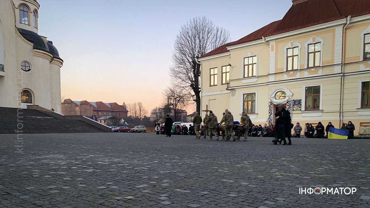 "На щиті" до Коломиї повернувся воїн Олександр Рижих 2