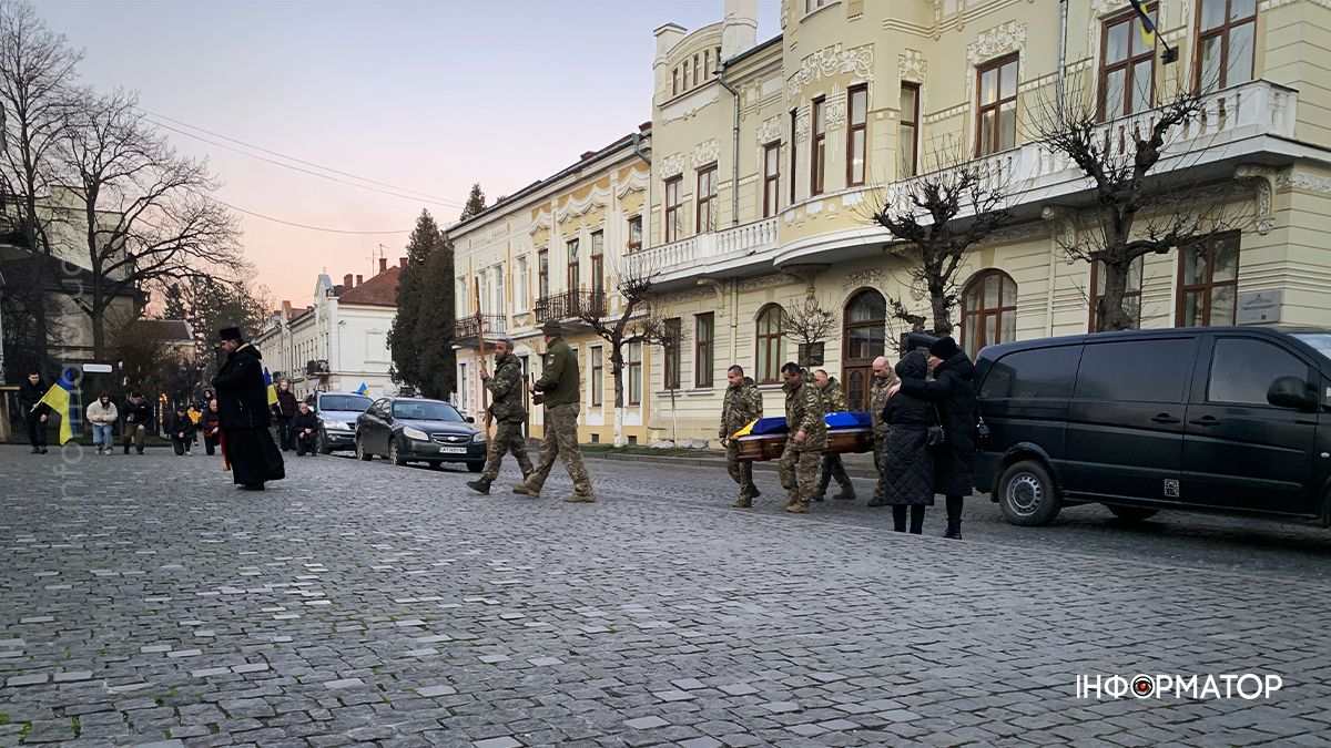 "На щиті" до Коломиї повернувся воїн Олександр Рижих 3