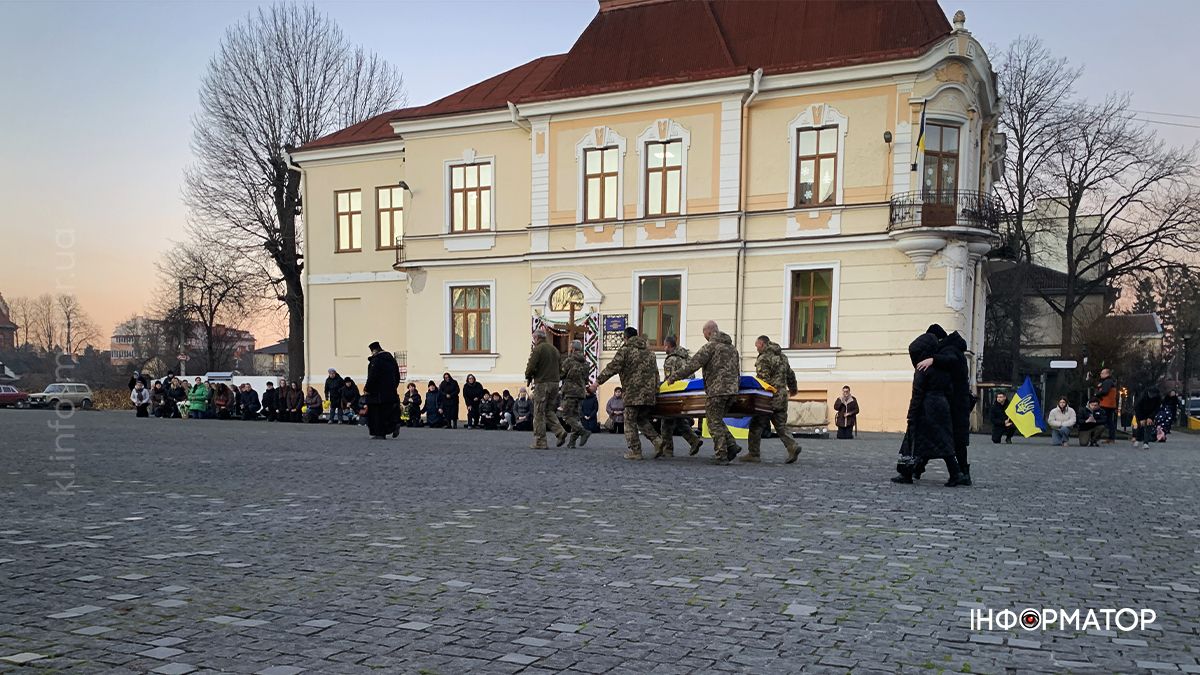 "На щиті" до Коломиї повернувся воїн Олександр Рижих 1