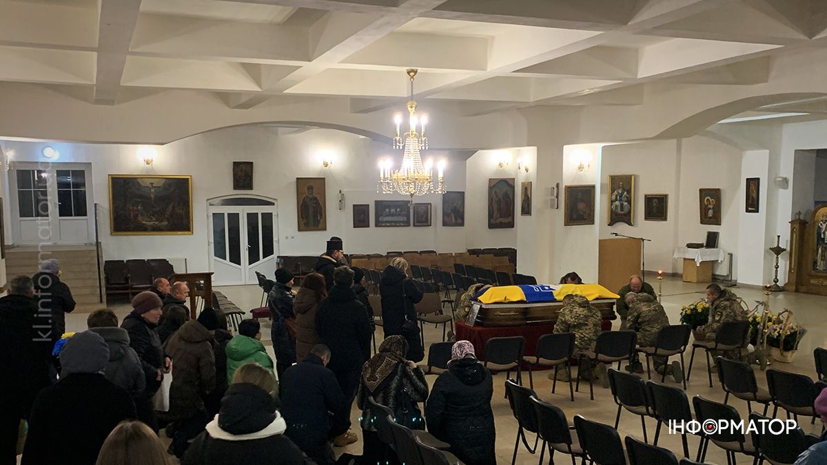 "На щиті" до Коломиї повернувся воїн Олександр Рижих 6