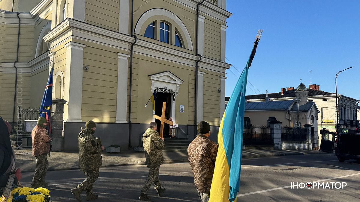 Був доброю та правдивою людиною: у Коломиї попрощалися із загиблим Олександром Рижих 19