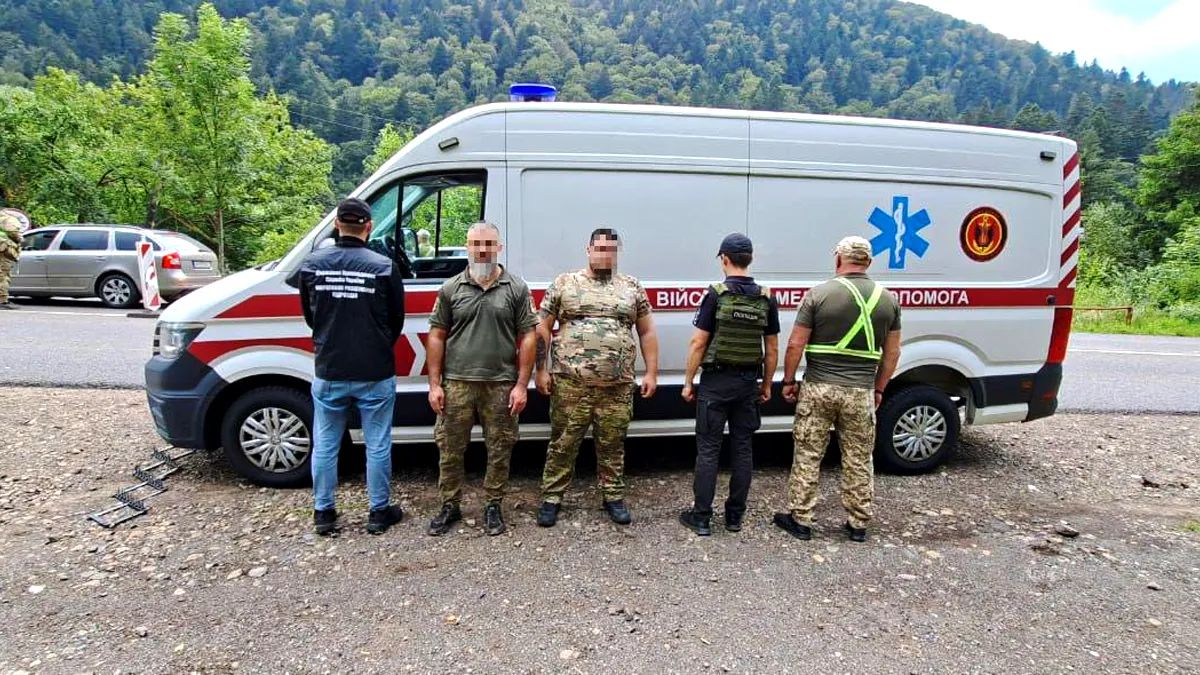 "Липовий" медбрат переобладнав мікроавтобус під "швидку", аби перевезти військовозобов'язаного до румунського кордону