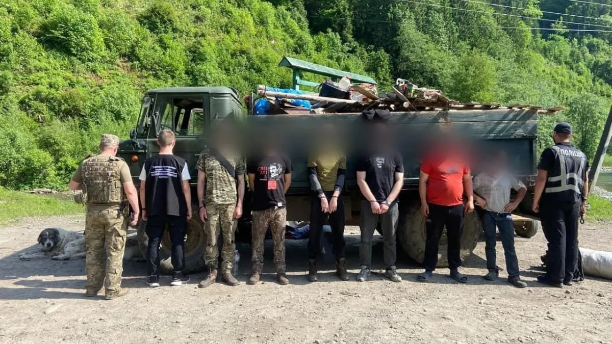 Під "особливим" прикриттям: прикордонники викрили схему перевезення чоловіків за кордон. Фото: ДПСУ