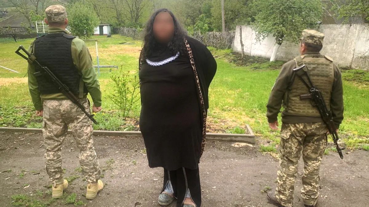 26 річний чоловік прикинувся жінкою, аби потрапити в Молдову, та прикордонники помітили в нього щетину. Фото: ДПСУ