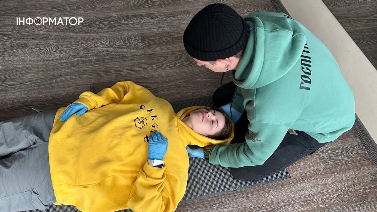 Дмитро Сачков демонтрує алгорит "Базової підтримки життя" під час навчання "Госпітальєрів"